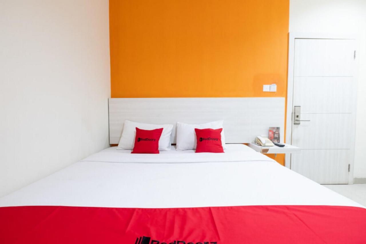 Reddoorz Plus @ Hotel Alden Макасар Экстерьер фото
